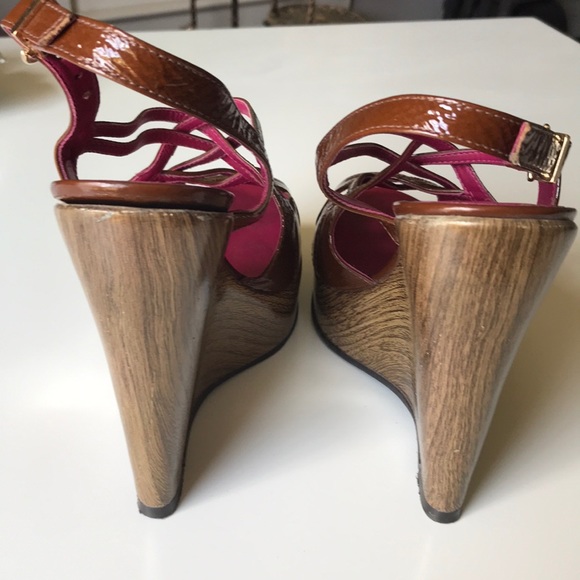 Brown patent sandal wedges - Picture 3 of 3